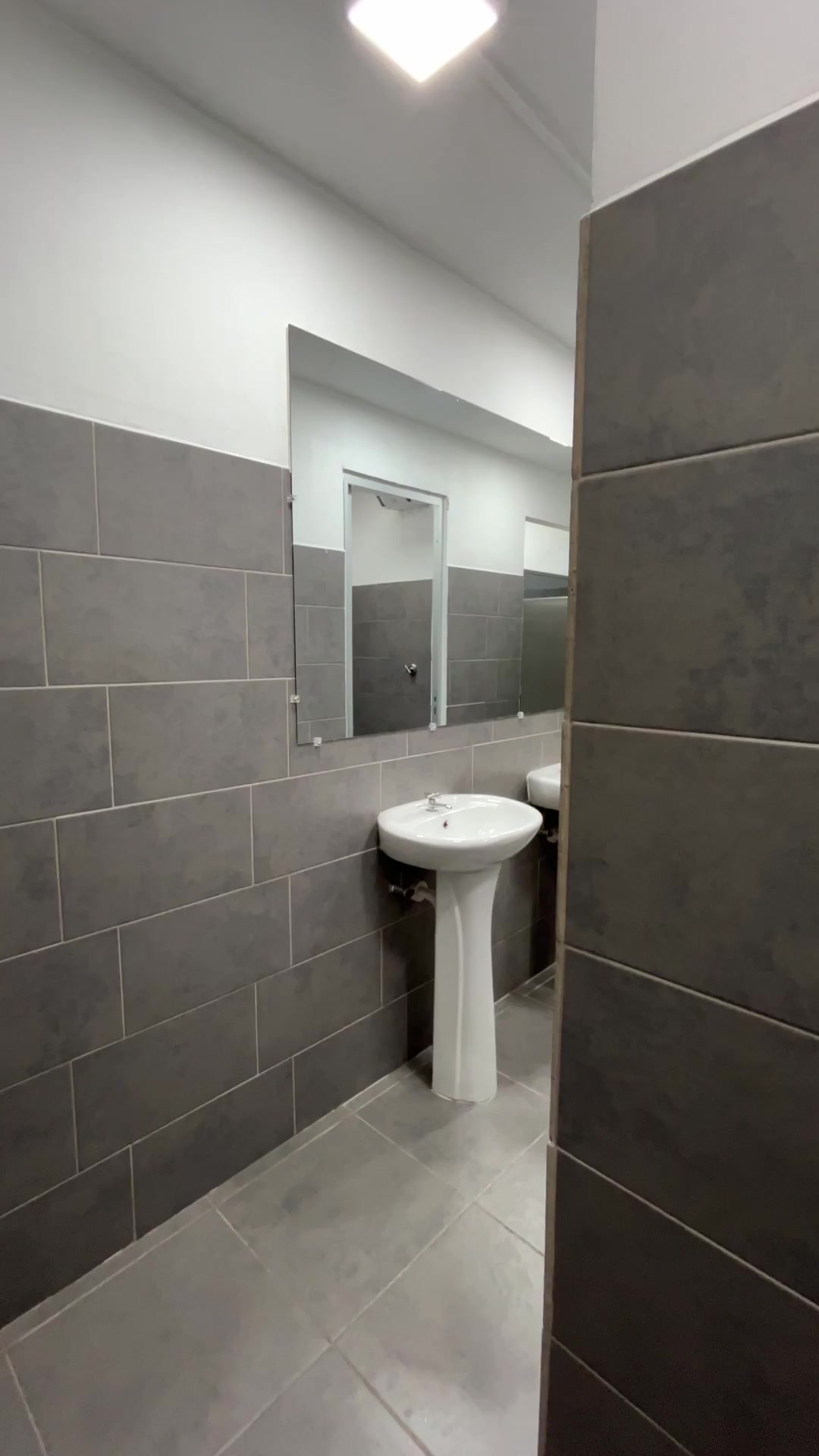Interior del baño de hombres de CDAG