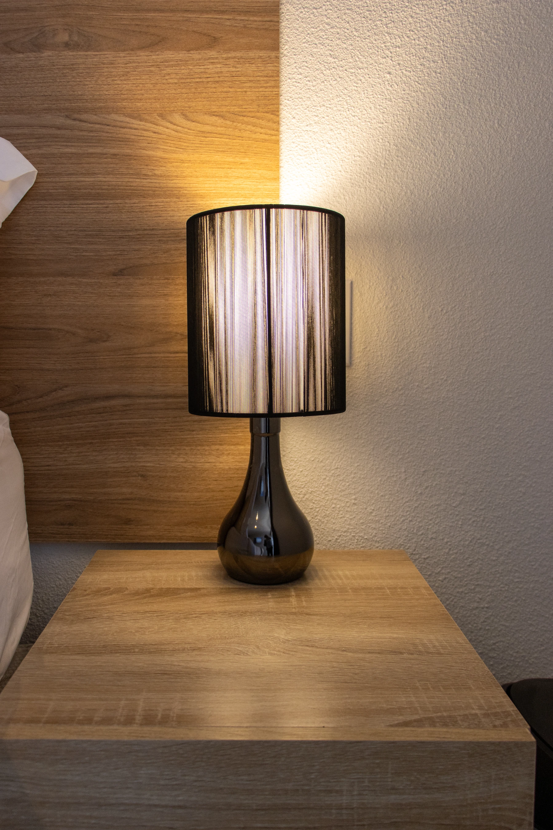 Detalle de madera e iluminación.
