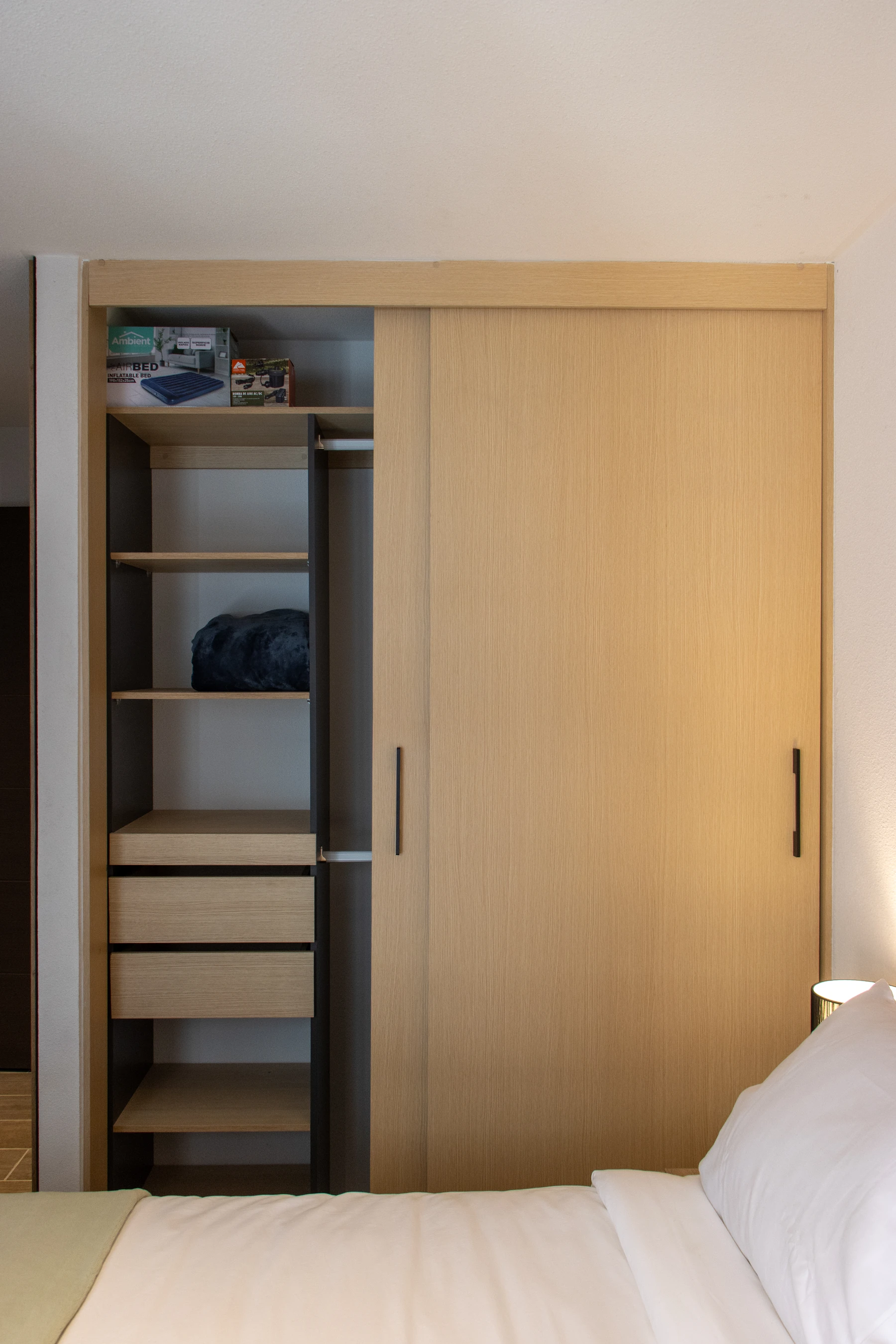 Armario y dormitorio.