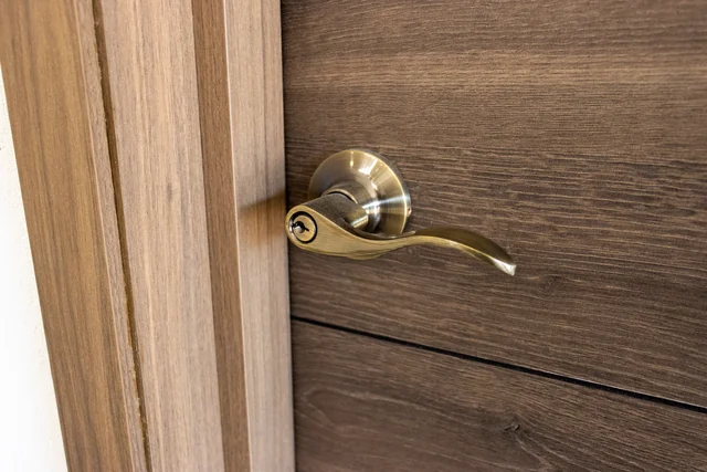 Detalle de manija y veta de madera en CDAG.