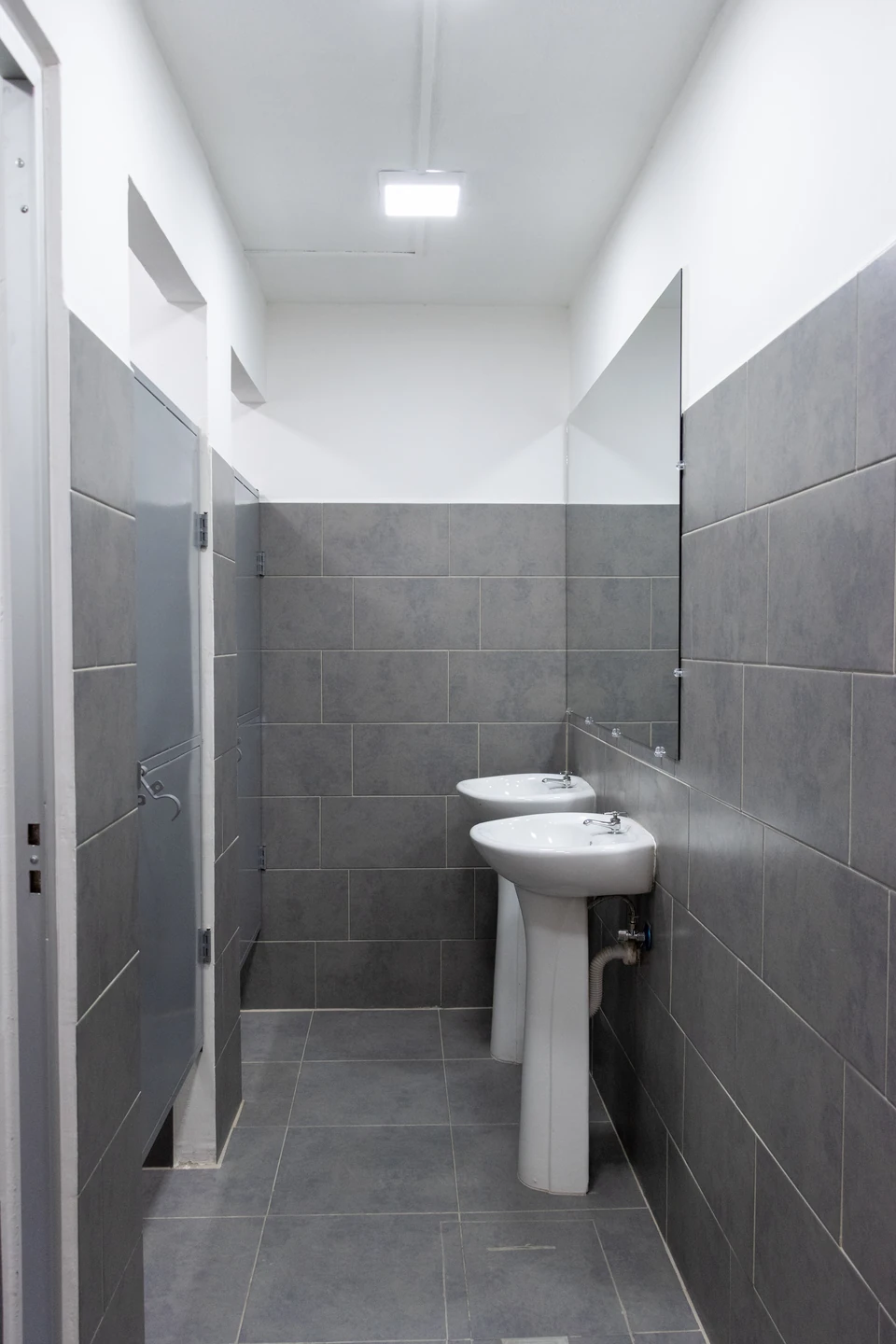 Sanitarios CDAG, revestimientos y acceso