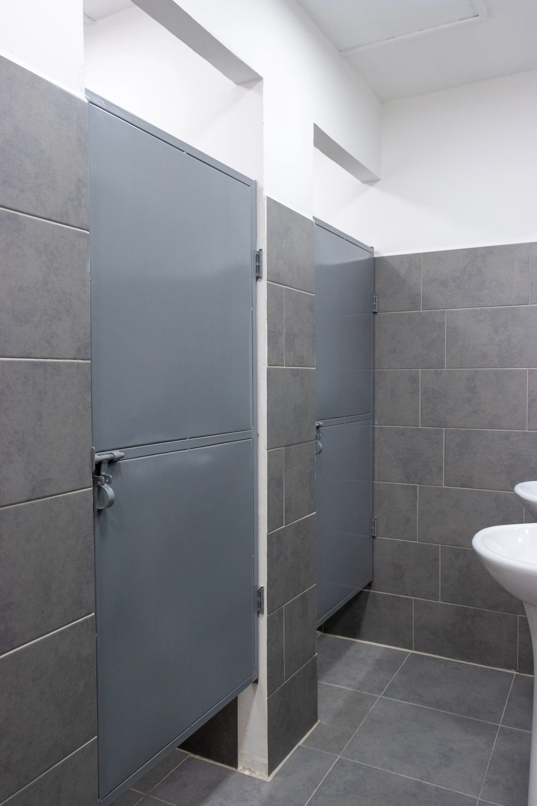 Divisiones y puerta del cubículo.