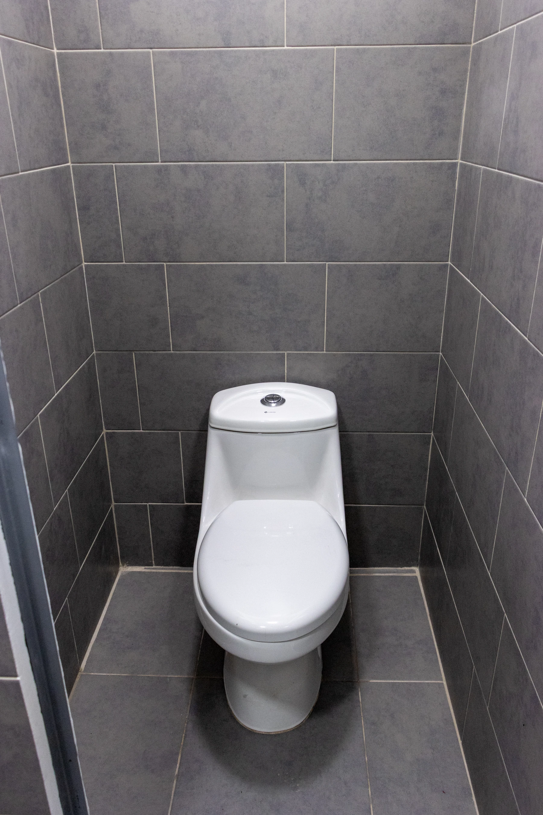 Cubículo sanitario y piso.